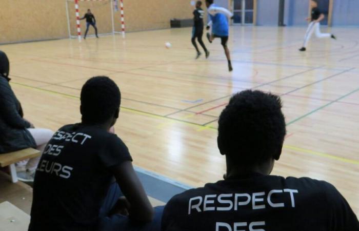 A Corbeil-Essonnes degenera il torneo di calcio “per la pace”, un giovane colpito con una mazza da baseball