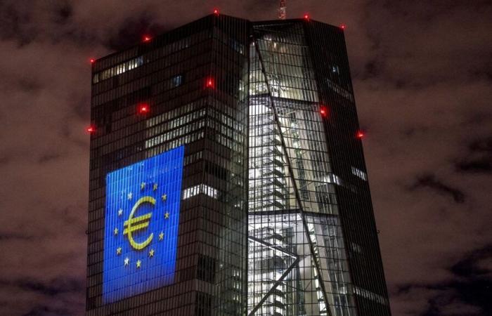 L’euro scende ai minimi di due anni contro il dollaro