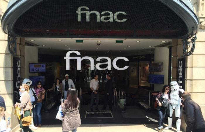 La Fnac sugli Champs-Élysées chiude i battenti e la vendita si trasforma in un incubo