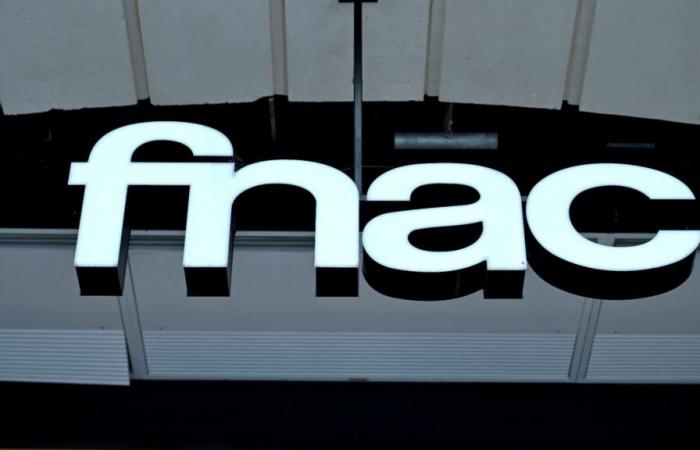 Prima della chiusura definitiva, la Fnac sugli Champs-Élysées di Parigi organizza un’importante svendita