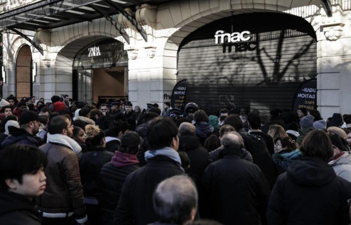 La Fnac sugli Champs-Élysées chiude i battenti davanti a una folla immensa durante la liquidazione delle azioni