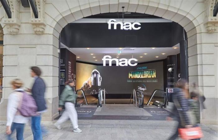 Prima della chiusura definitiva, la Fnac des Champs-Élysées organizza una svendita XXL