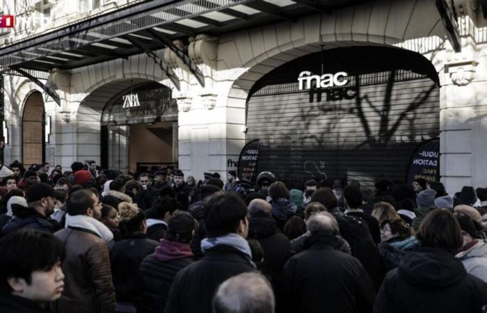 Champs-Élysées: tristezza e folla (troppo) numerosa per lo sgombero prima della chiusura della Fnac