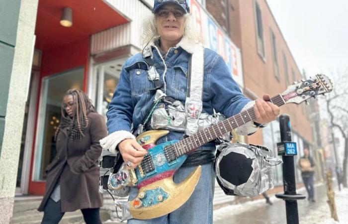 Jimi Hendrix, il viaggiatore di Montreal, spera di ingannare la morte con la sua chitarra per un altro anno e di realizzare finalmente il suo sogno di registrare le sue composizioni in studio nel 2025