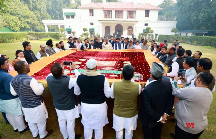 Il presidente del Congresso Mallikarjun Kharge consegna il cerimoniale “Chadar” a nome del partito del Congresso #Gallery