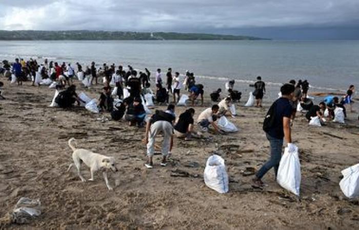 A Bali, le spiagge sono invase da uno dei “peggiori” spiaggiamenti di rifiuti di plastica, secondo una ONG