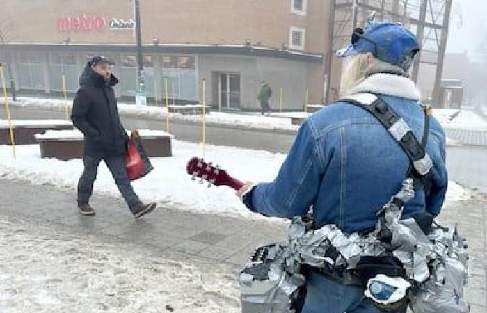 Jimi Hendrix, il viaggiatore di Montreal, spera di ingannare la morte con la sua chitarra per un altro anno e di realizzare finalmente il suo sogno di registrare le sue composizioni in studio nel 2025