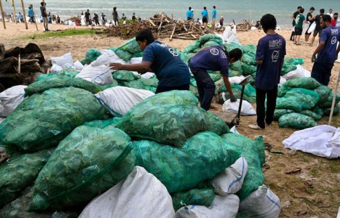 A Bali spiagge invase dai piatti di plastica