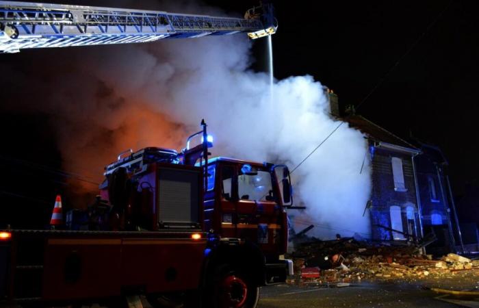 Stanca di un lungo conflitto di quartiere, fa saltare in aria la sua stessa casa