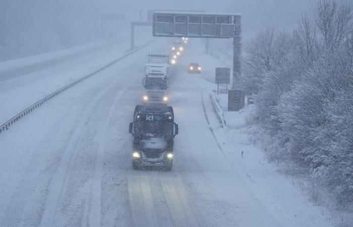 Meteo nel Regno Unito: forti nevicate colpiscono gran parte del Regno Unito mentre migliaia di persone sono rimaste senza elettricità – con avvisi estesi a lunedì