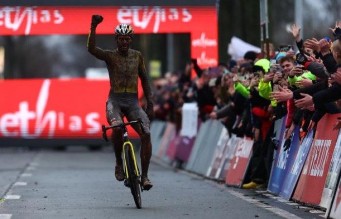 Doppietta di fila per Wout van Aert dopo una vera e propria dimostrazione nel bagno di fango di Dendermonde