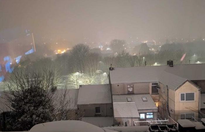 Meteo nel Regno Unito: forti nevicate colpiscono gran parte del Regno Unito mentre migliaia di persone sono rimaste senza elettricità – con avvisi estesi a lunedì