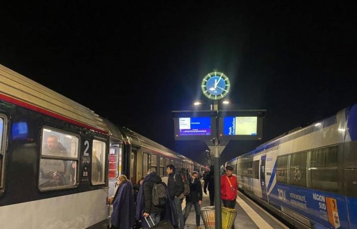 Sul treno Parigi-Briançon, i viaggiatori terminano il loro viaggio con tre ore di ritardo e in piumoni