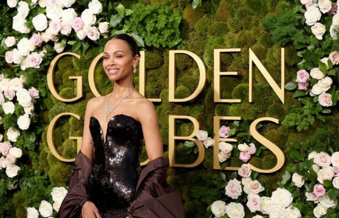 Zoe Saldaña vestita come una bomba con un abito di paillettes di Saint Laurent ai Golden Globes 2025