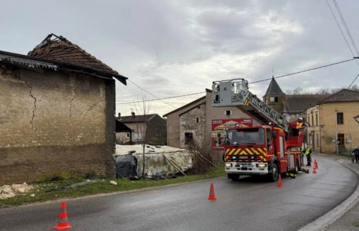 Mosa. Un capannone vicino alla strada crolla a Burey-en-Vaux