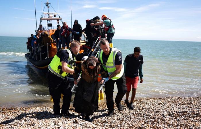 Keir Starmer precipita nella crisi migratoria su una barca improvvisata