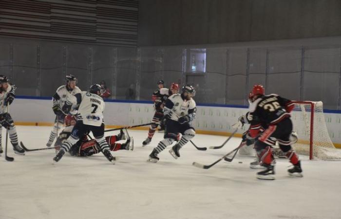 Nelle immagini: rivivi la partita di hockey su ghiaccio tra Neuilly-sur-Marne e Dunkerque, giocata allo stadio del ghiaccio di Dreux