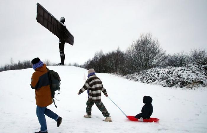 Meteo nel Regno Unito: forti nevicate colpiscono gran parte del Regno Unito mentre migliaia di persone sono rimaste senza elettricità – con avvisi estesi a lunedì