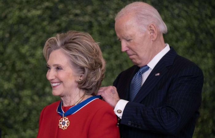 Clinton, Soros, Messi… Prima di consegnarsi a Trump, Biden decora a tutti i costi