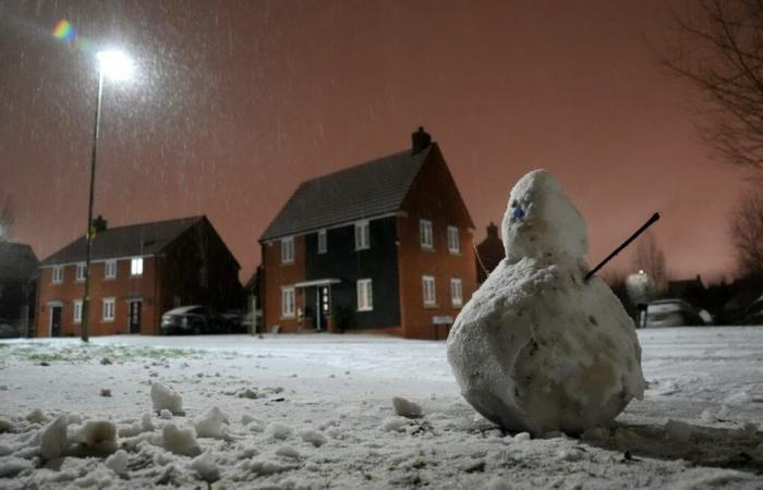 Gli aeroporti – tra cui Manchester e Liverpool – chiudono le piste mentre neve e pioggia gelata colpiscono la Gran Bretagna