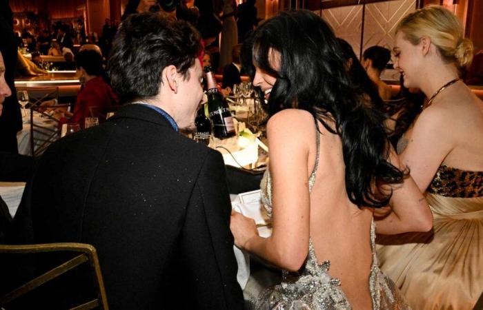 Kylie Jenner indossa un abito senza schienale durante l’appuntamento serale con Timothée Chalamet ai Golden Globes 2025