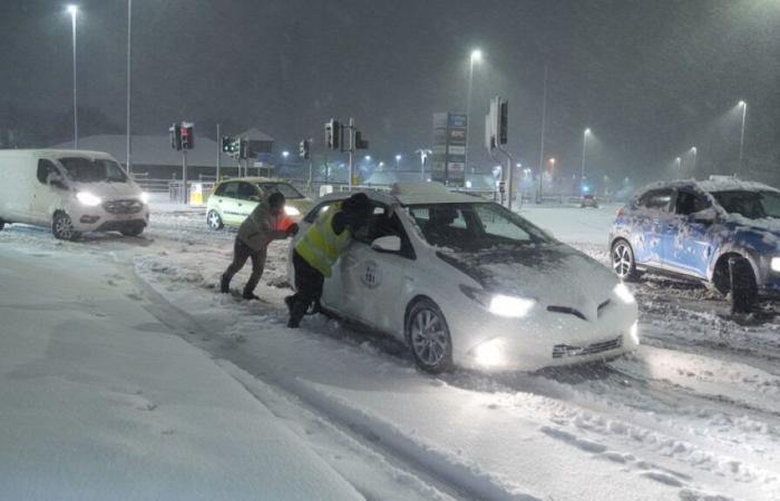 Le forti nevicate causano la chiusura degli aeroporti nel Regno Unito