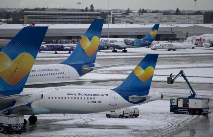 In Inghilterra, le forti nevicate creano grossi disagi negli aeroporti