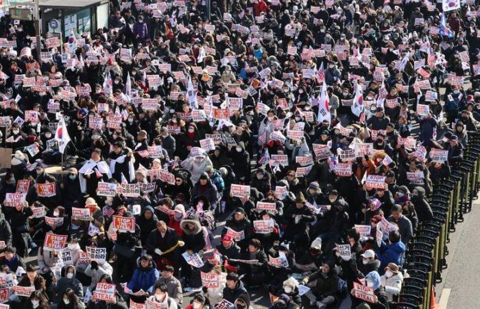 pro e anti-Yoon, migliaia di persone in piazza a Seoul prima che scada il suo mandato di arresto