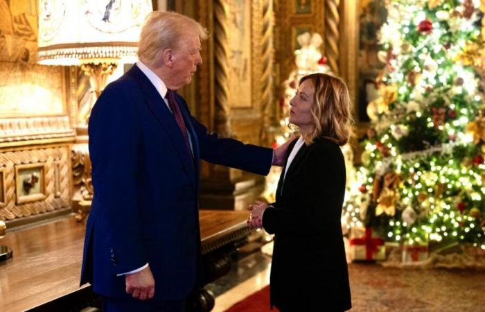 Giorgia Meloni ha fatto una visita a sorpresa (e molto politica) a Donald Trump nella sua residenza di Mar-a-Lago