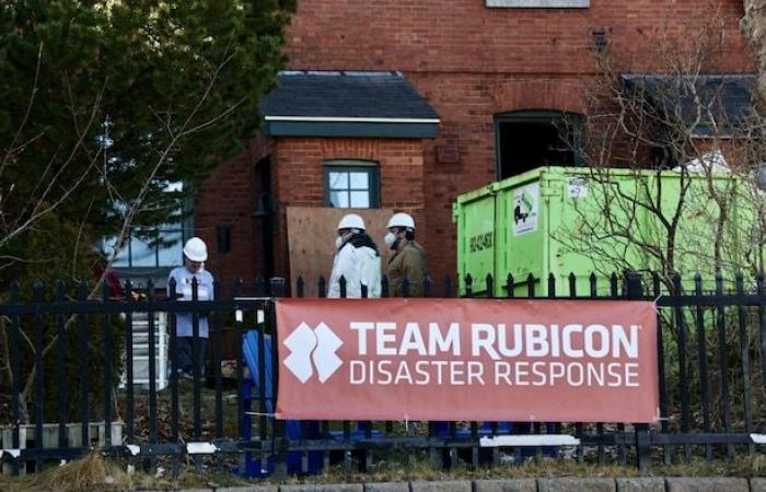 Un’organizzazione aiuta un uomo che ha perso la casa in un incendio