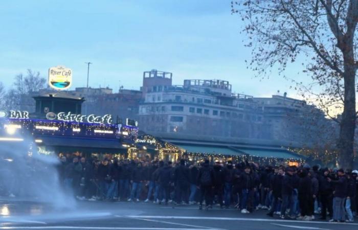 Roma-Lazio, fumogeni e petardi davanti allo stadio Olimpico: la polizia usa gli idranti per fermare i tifosi – Video