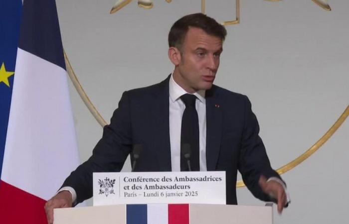 Macron invita l’Ucraina a “discussioni realistiche” sul suo territorio