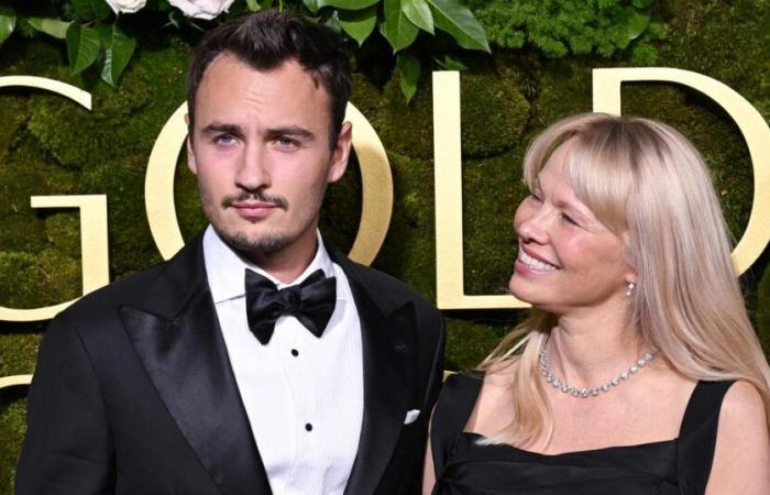 Pamela Anderson appare al braccio del figlio Thomas Lee sul tappeto rosso dei Golden Globes