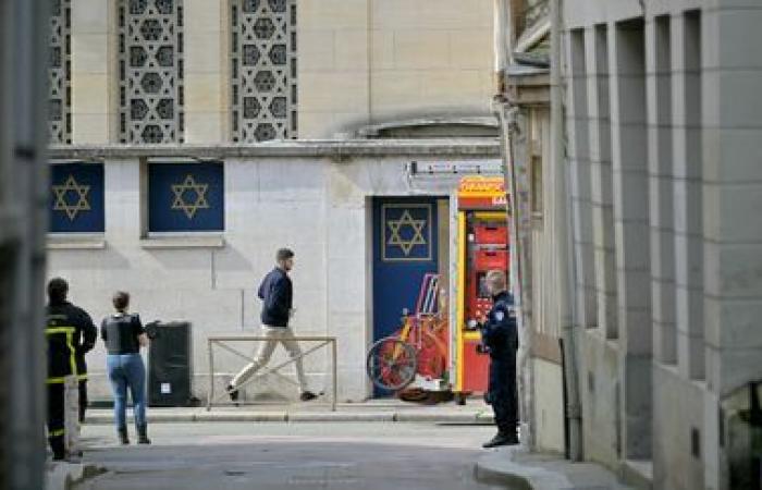 Scoperte etichette antisemite nella sinagoga di Rouen, depositata una denuncia