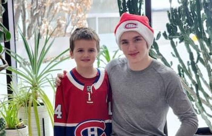 [EN PHOTOS] Lane Hutson e la famiglia hanno visitato i bambini malati alla Ronald McDonald House di Montreal prima di Natale