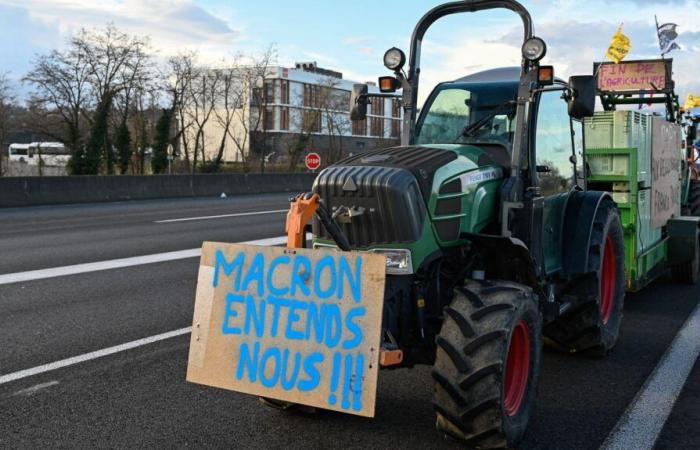 convogli di trattori sono stati bloccati alla periferia della regione parigina