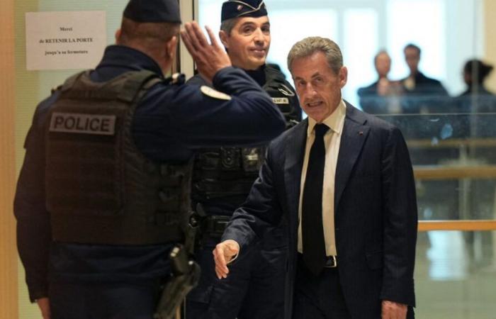 Nicolas Sarkozy e altri 11 imputati arrivano in tribunale per l’apertura del processo