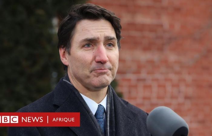 si dimette dalla carica di Primo Ministro del Canada dopo quasi 10 anni al potere