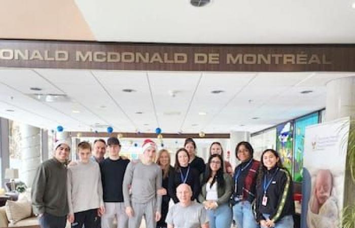 [EN PHOTOS] Lane Hutson e la famiglia hanno visitato i bambini malati alla Ronald McDonald House di Montreal prima di Natale