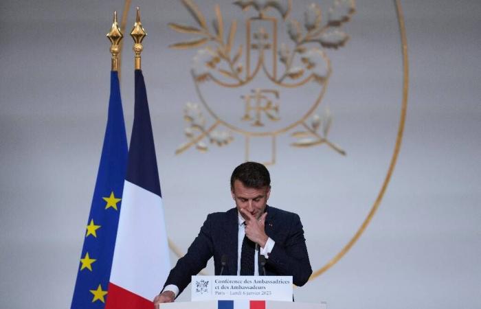 Emmanuel Macron invita Kiev a “discussioni realistiche” sul suo territorio