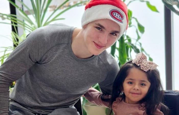 [EN PHOTOS] Lane Hutson e la famiglia hanno visitato i bambini malati alla Ronald McDonald House di Montreal prima di Natale