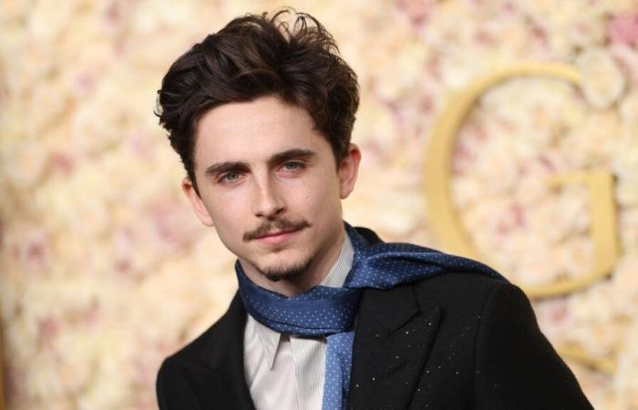 Timothée Chalamet inaugura il primo costume di Tom Ford firmato Haider Ackermann ai Golden Globes 2025