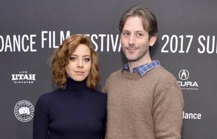 Tributi, circostanze del dramma… Cosa sappiamo della morte a 47 anni del regista Jeff Baena, marito dell’attrice americana Aubrey Plaza