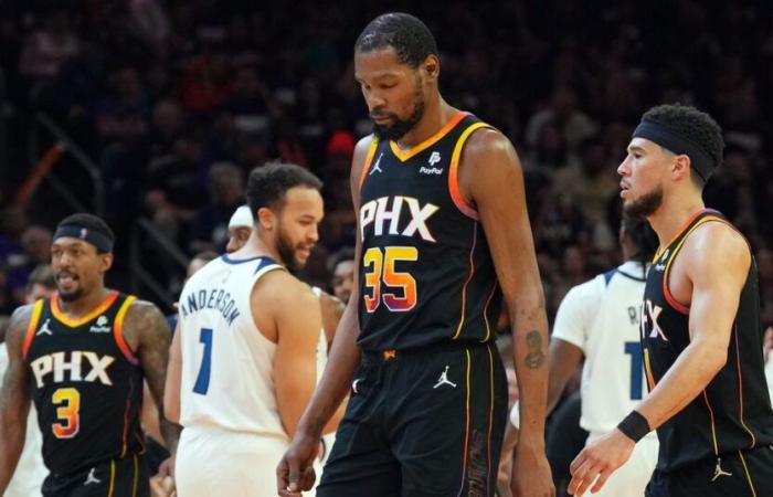 Kevin Durant e Devin Booker sorridono in mezzo al caos. Qual è la battuta che ci stiamo perdendo?