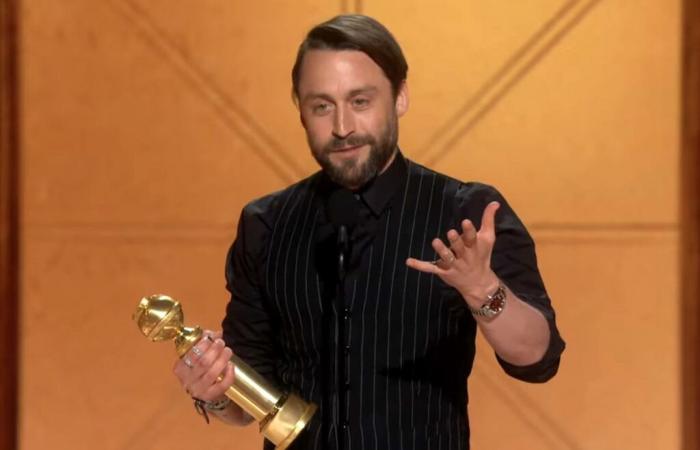 Kieran Culkin accetta il Golden Globe 2025 dopo aver fatto una foto con Mario Lopez