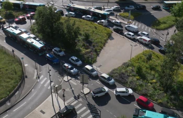 possiamo aprire i tappi? Il sindaco Anne Vignot discute con Ludovic Fagaut e Laurent Croizier in Dimanche en politique