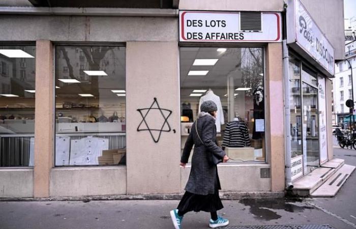 Scoperte etichette antisemite nella sinagoga di Rouen, sporta denuncia