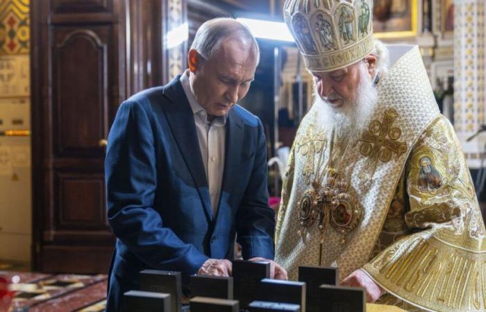 benedizioni dei doni dei comandanti russi da parte del Patriarca Kirill