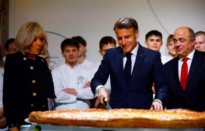 Le immagini appetitose della galette des rois dell’Eliseo, tagliate da Emmanuel Macron