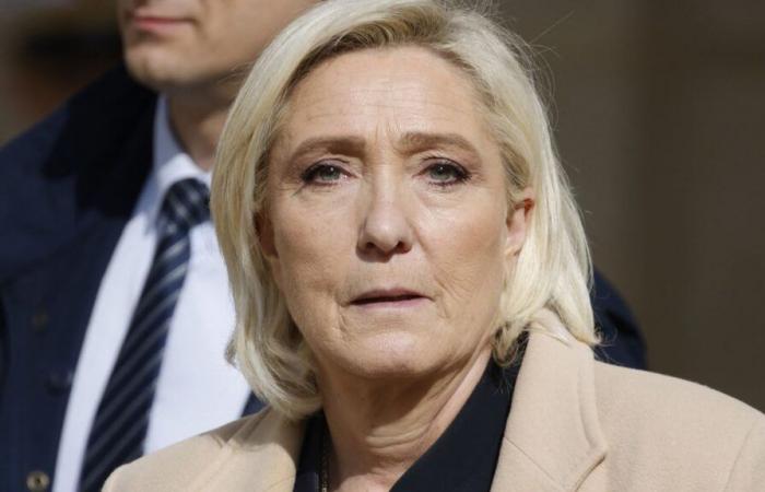 Marine Le Pen ha appreso della morte del padre durante uno scalo in Kenya